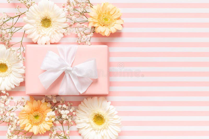 母亲节快乐，妇女的天、情人节或者生日粉红彩笔背景 与美好的礼物的花卉贺卡